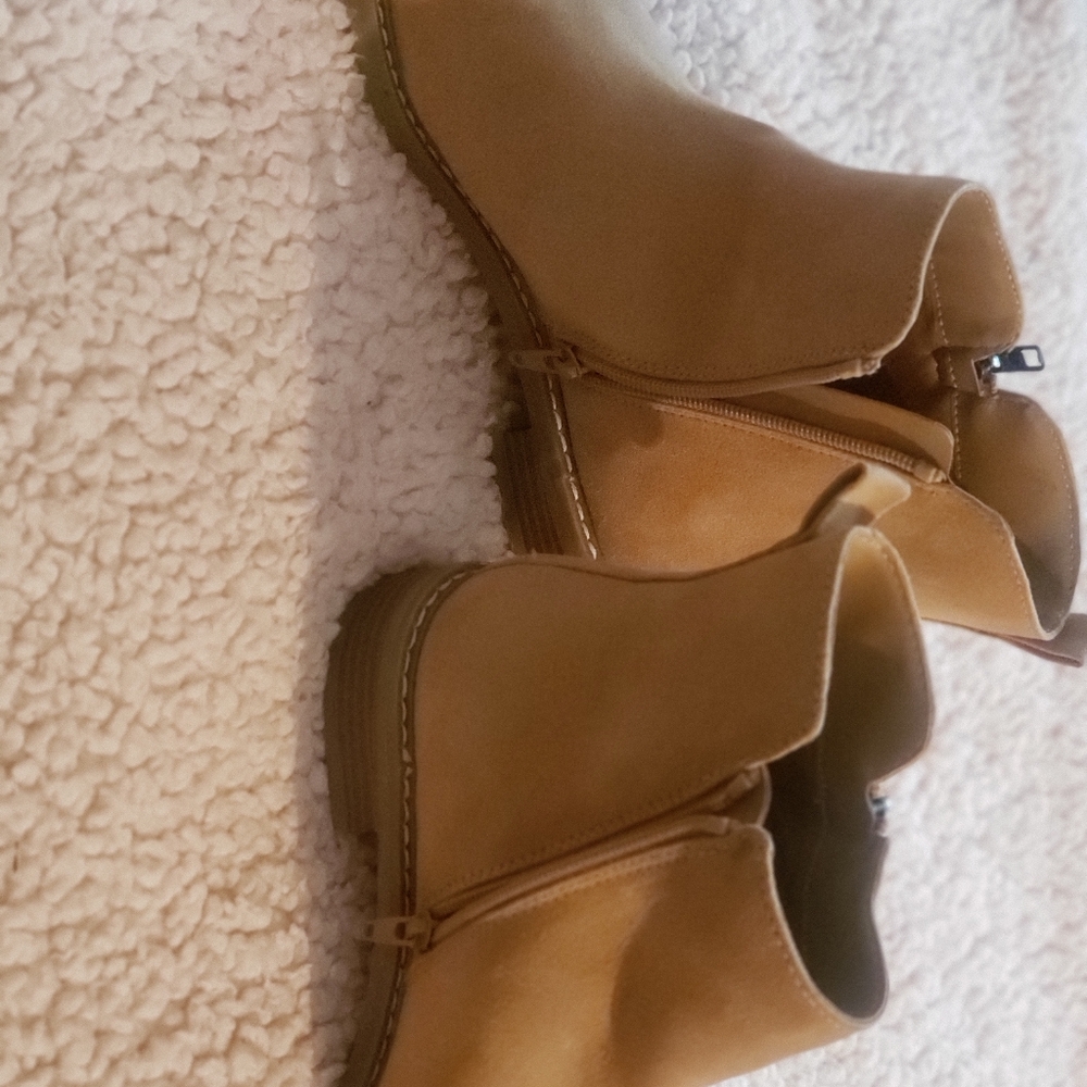 Universal Thread Boot - Picture 3 of 3